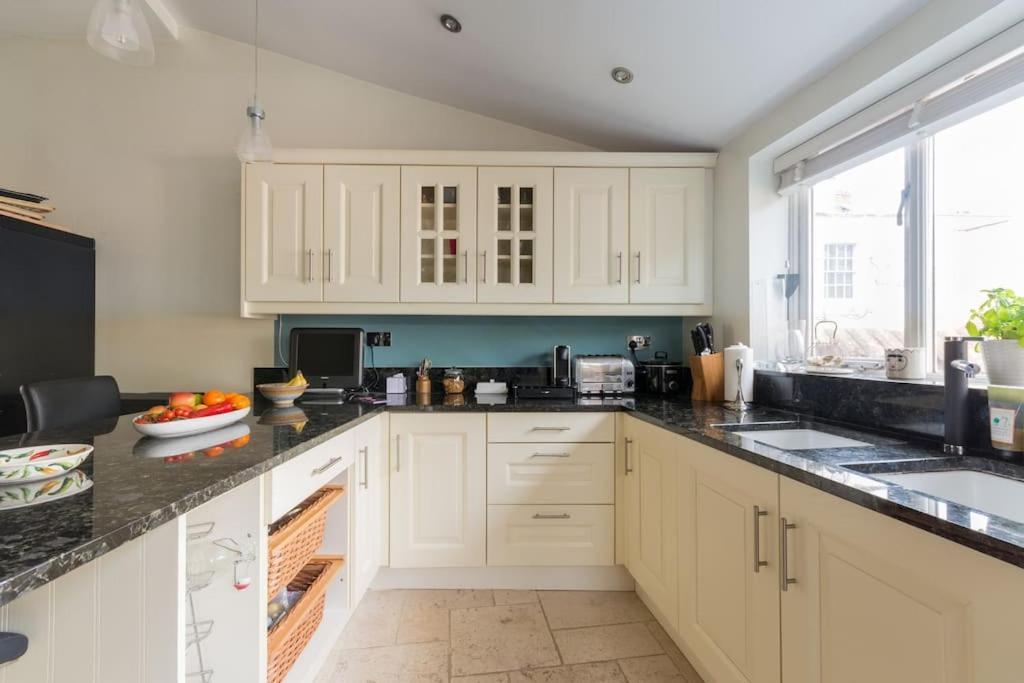Four Bedroom Townhouse In Famous Suffolks Area Cheltenham Extérieur photo