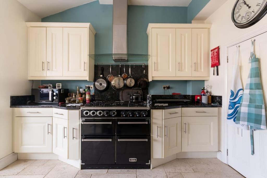 Four Bedroom Townhouse In Famous Suffolks Area Cheltenham Extérieur photo